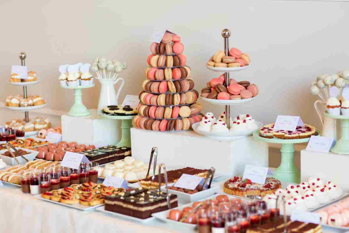 tavola con dolci per il brunch