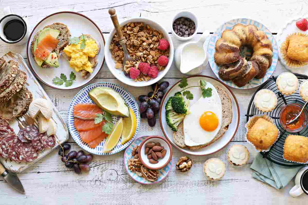 tavola con vari piatti da brunch vista dall'alto