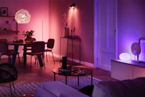Stanza illuminata con accessori hi-tech per la casa