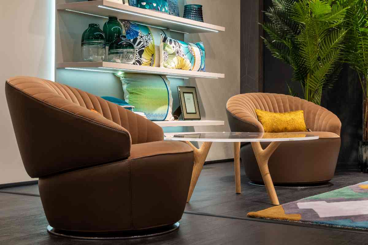 un angolo del soggiorno con due poltrone vicino a un tavolino di design