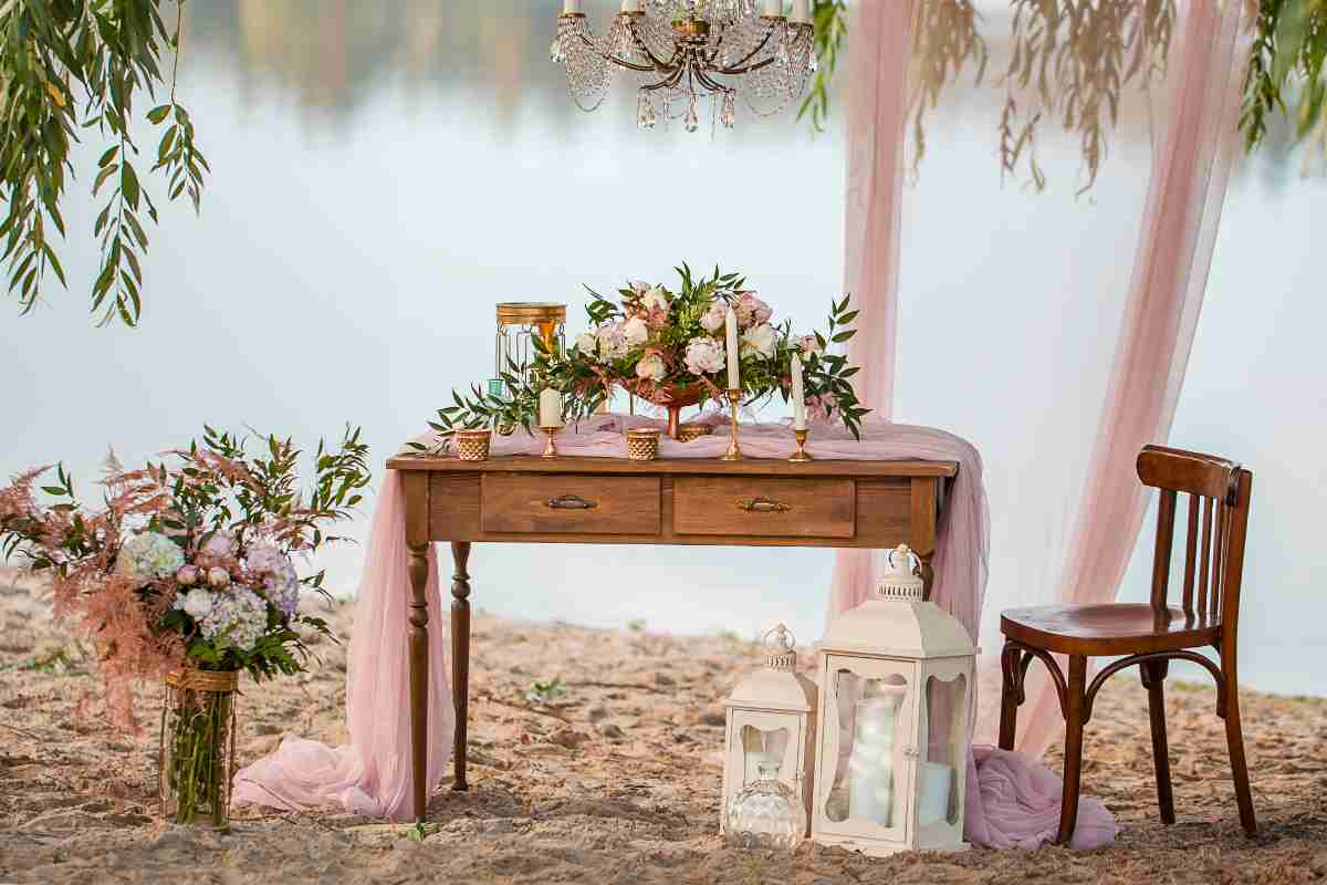 raffinate decorazioni con fiori e tulle per un matrimonio in stile vintage