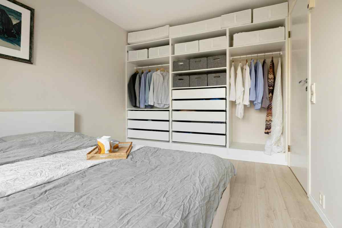 Guardaroba in camera da letto stile scandinavo