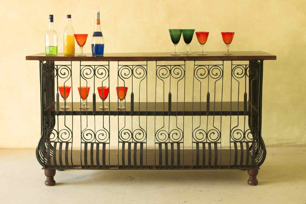 Mobile bar con ripiano e bicchieri pieni di drink