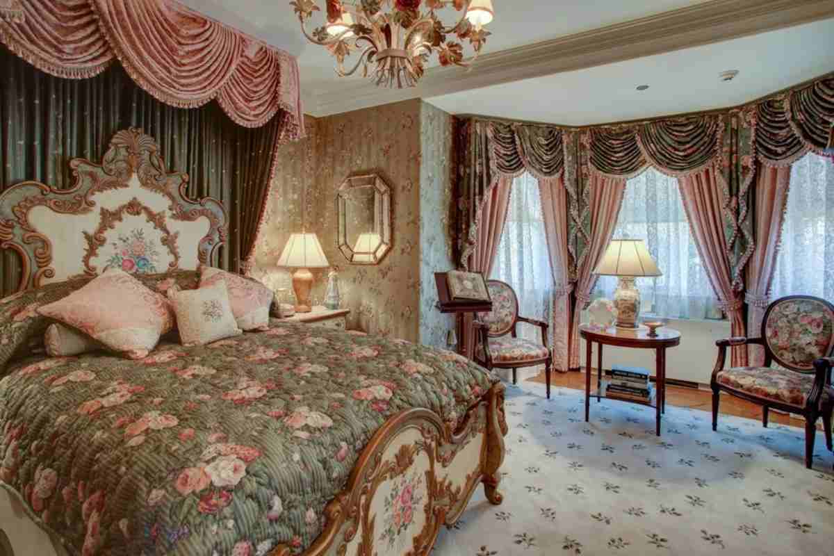 Camera da letto stile vittoriano nei toni del rosa e del verde