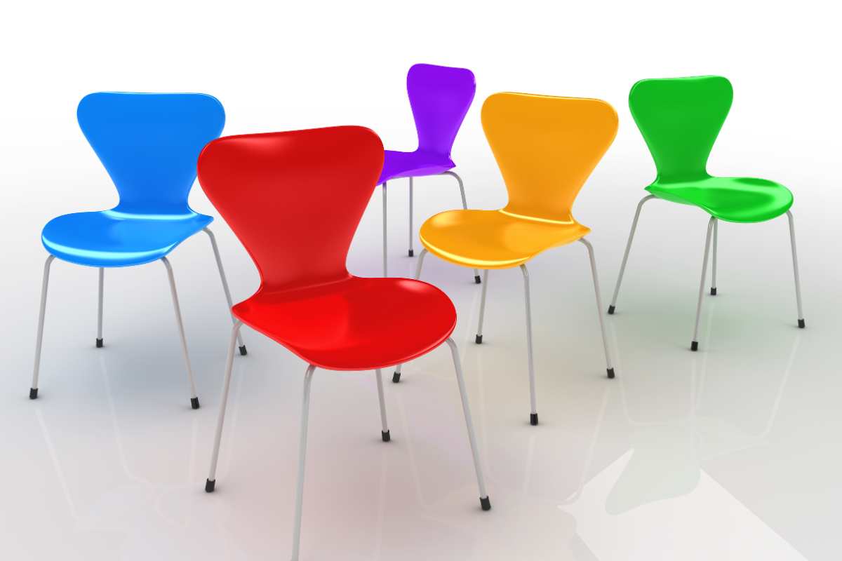 5 sedie colorate viste da diverse angolazioni