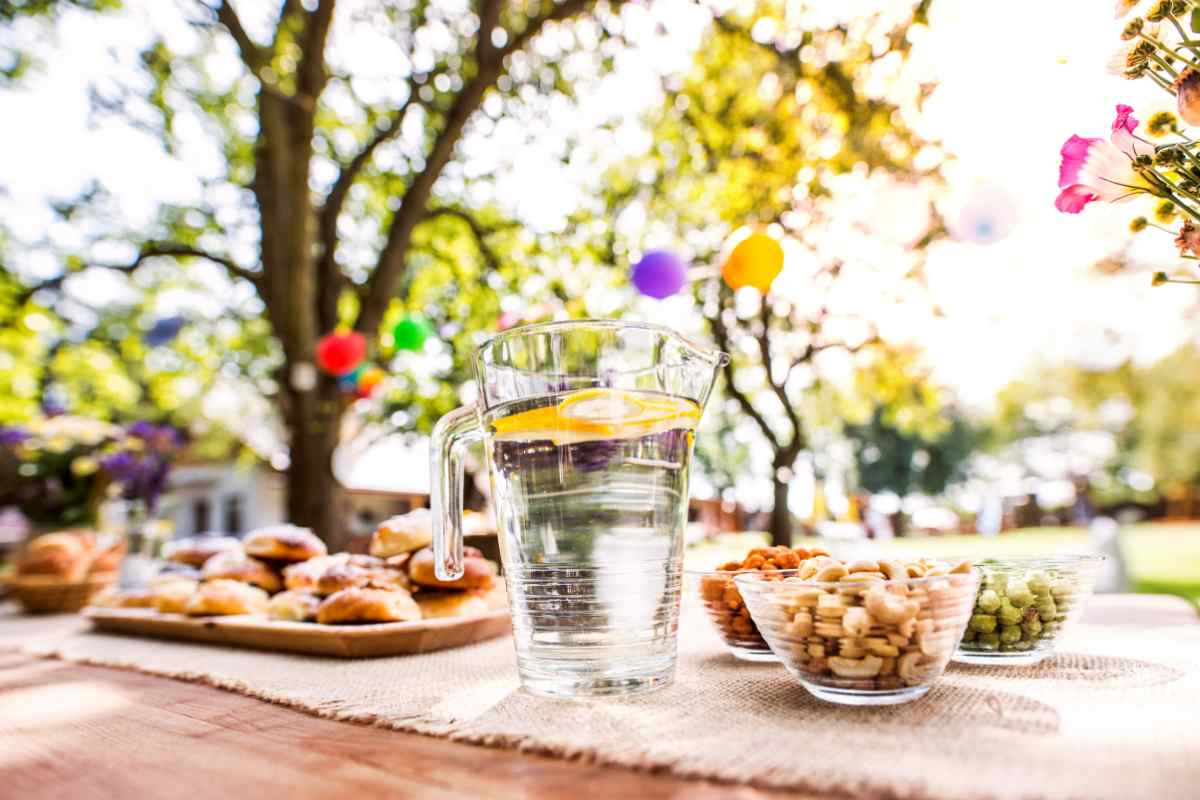 Angolo con tavolo e snack per la festa in giardino