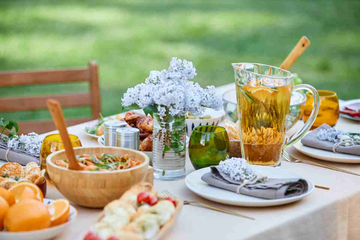 Tavola apparecchiata per la festa in giardino