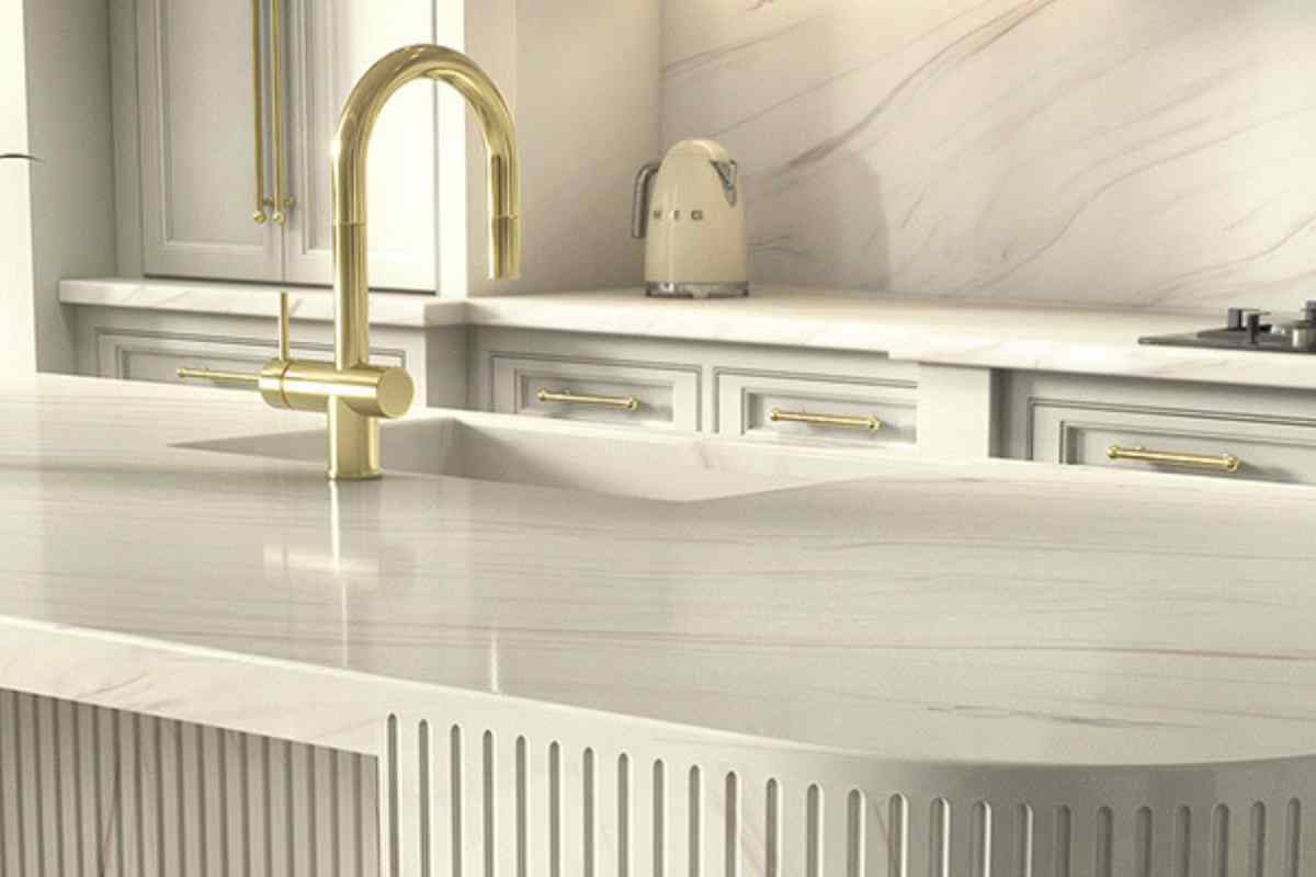 isola in cucina con piano in corian bianco