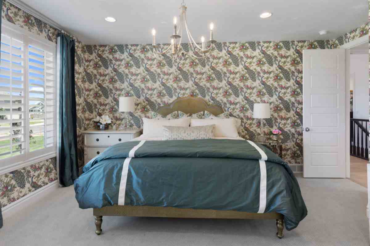 camera da letto con carta da parati da decorare