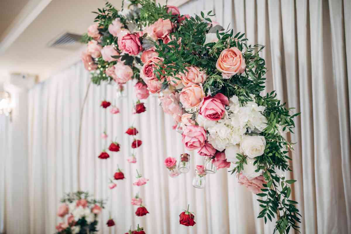 ghirlanda di fiori per decorare casa per un matrimonio in estate