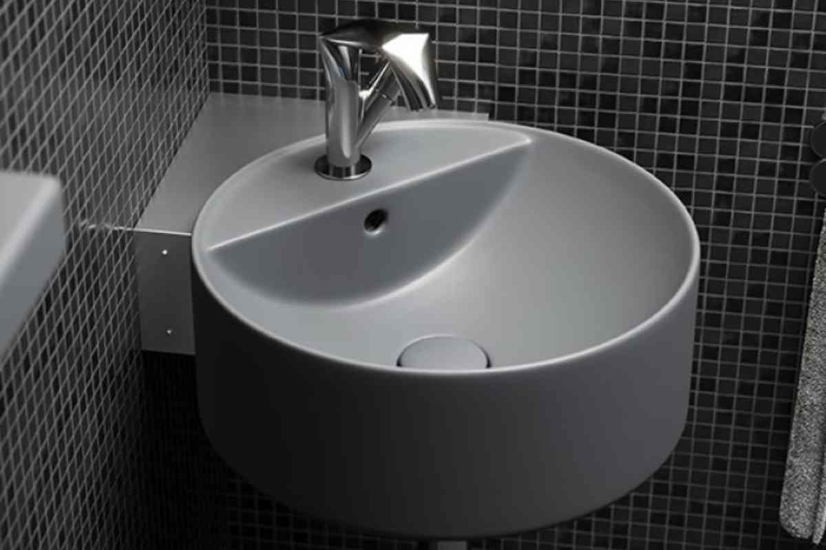 un lavandino ad angolo della linea Twin di Ceramica Flaminia