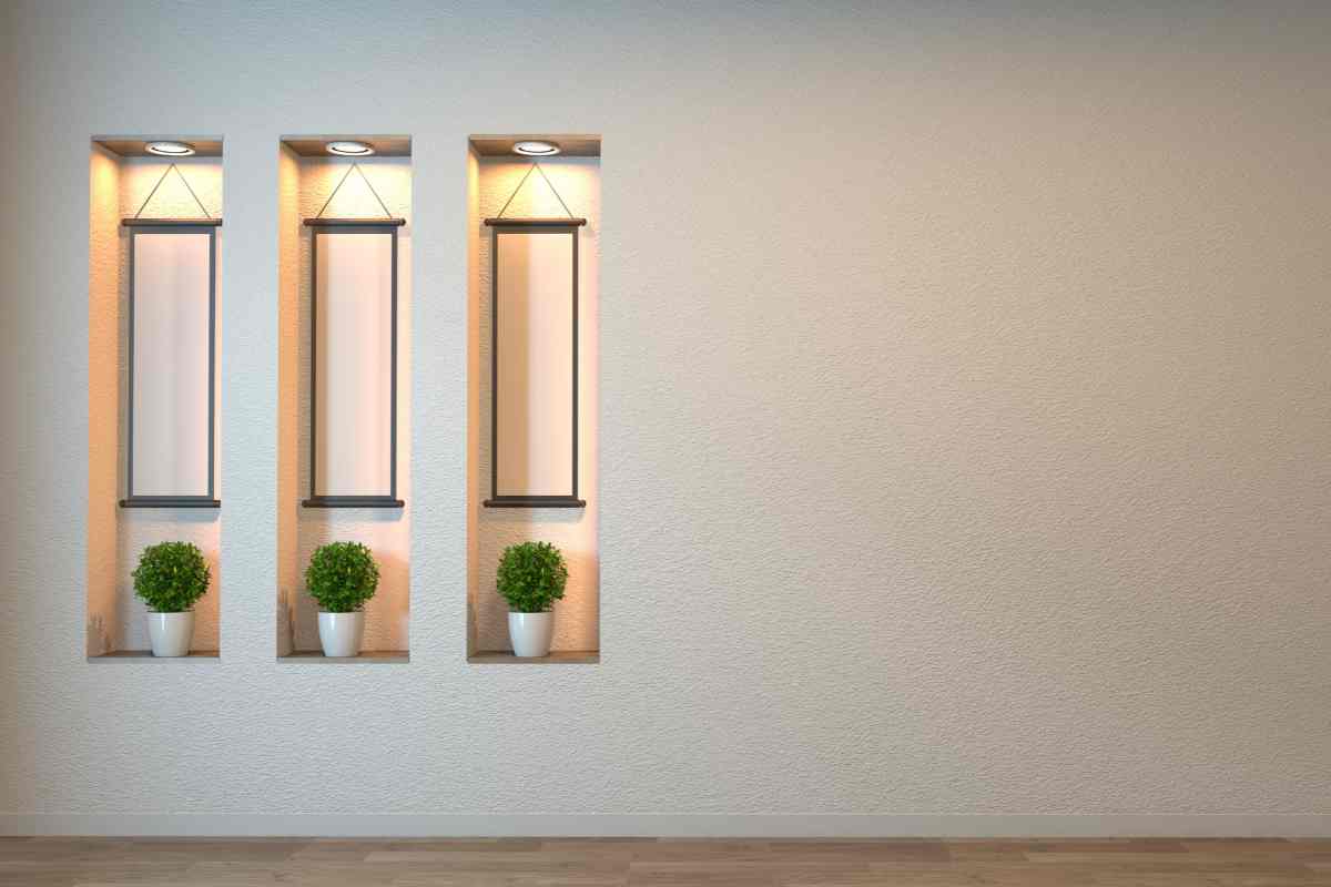 tre nicchie illuminate con faretti nella parete di cartongesso
