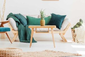 soggiorno stile nordico arredato con complementi in verde petrolio