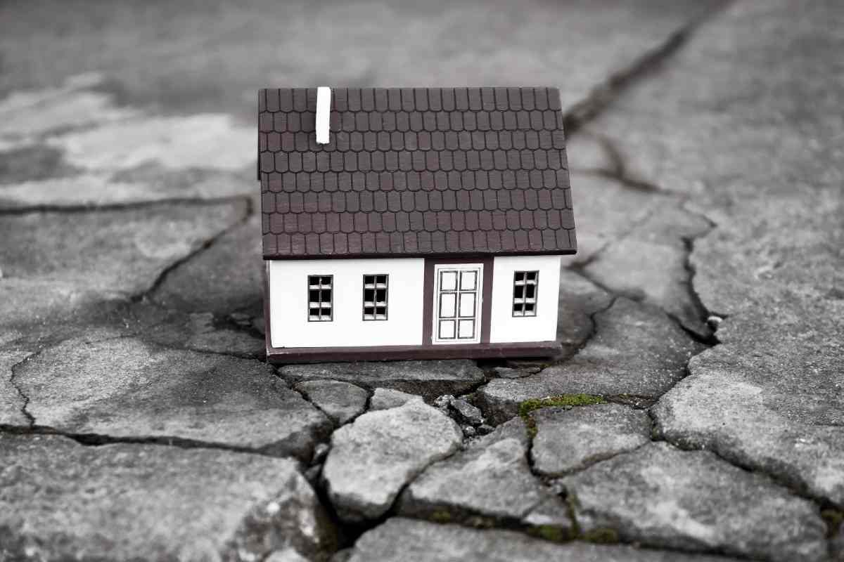 una casetta su un terreno crepato