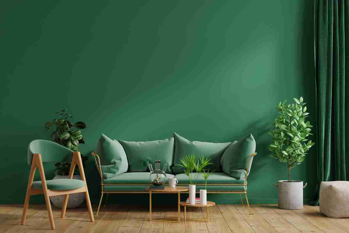 Soggiorno con mobili in legno e verde petrolio