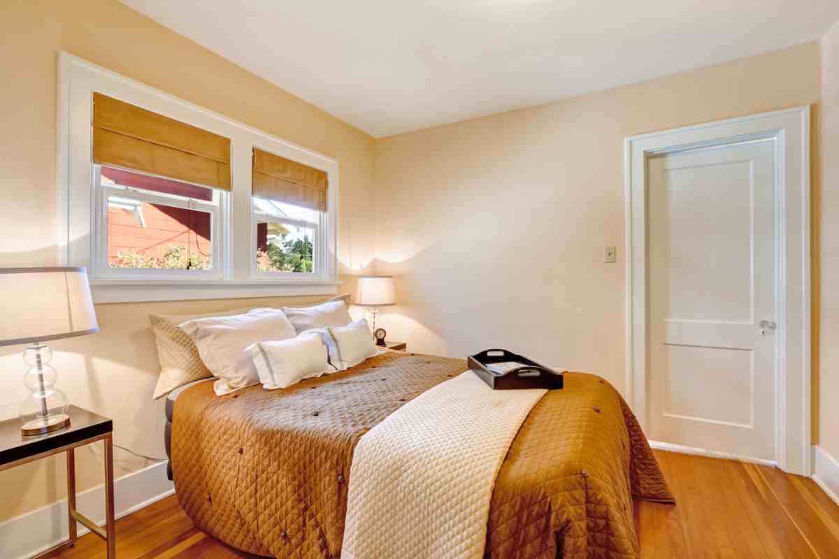 camera da letto color champagne alle pareti