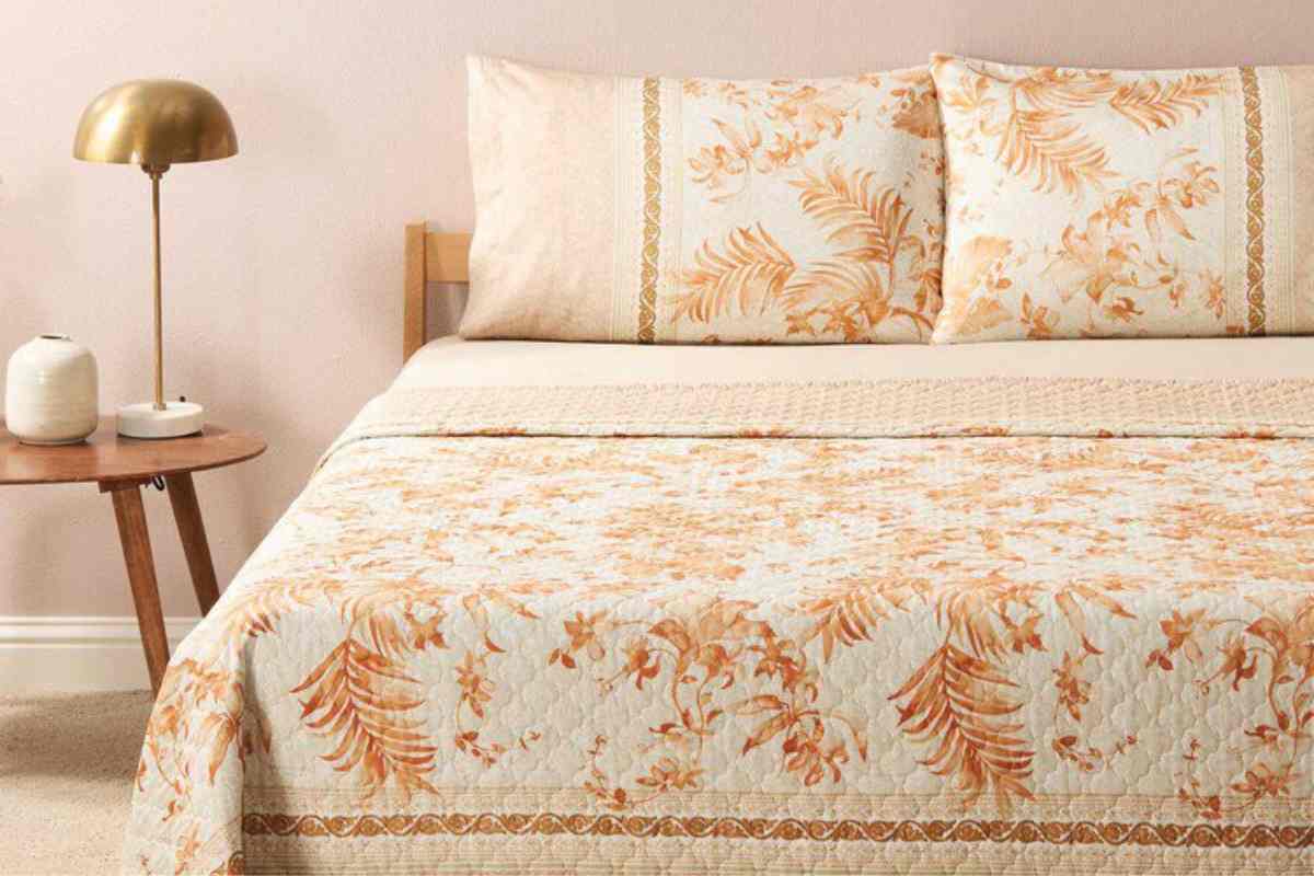 Camera da letto color champagne con biancheria elegante
