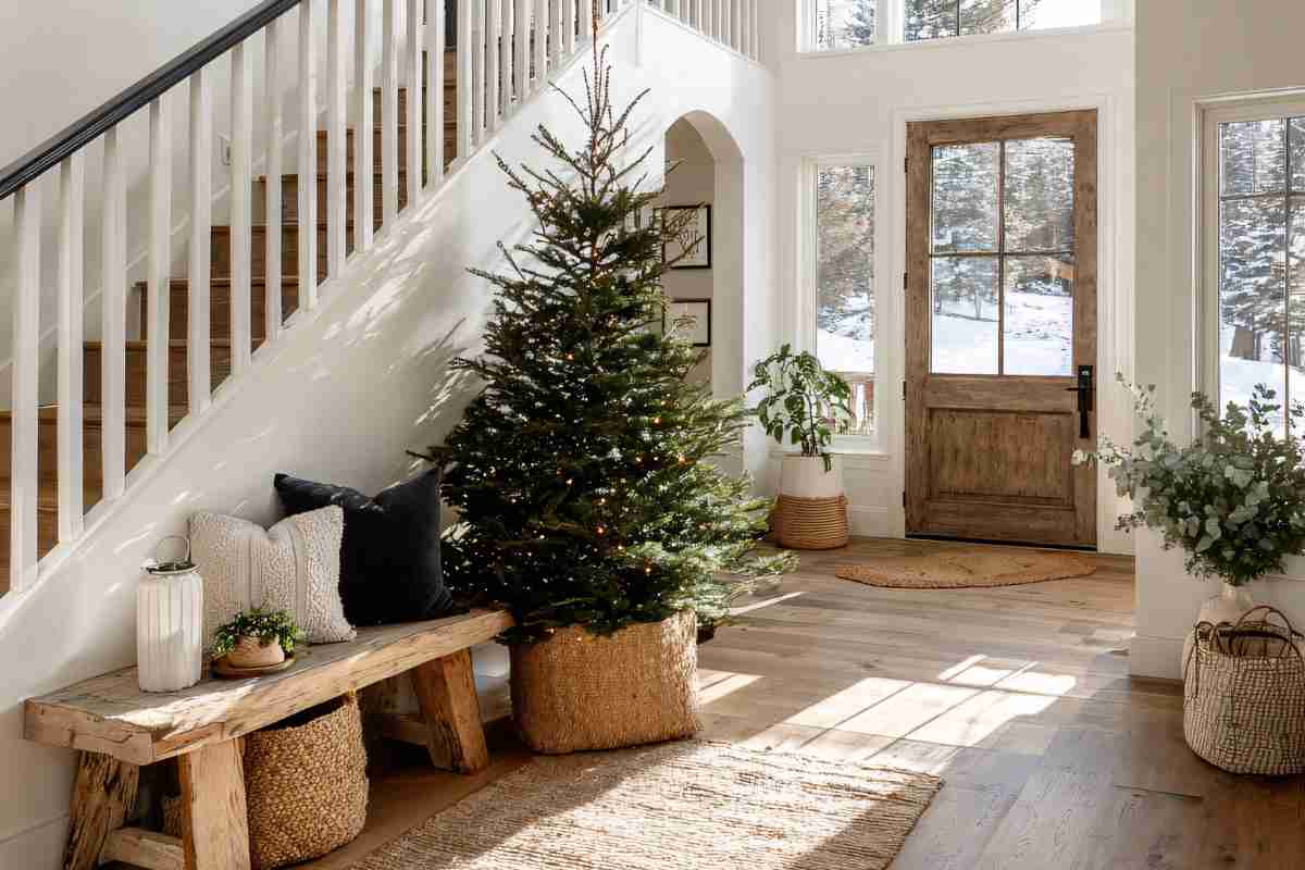 ingresso della casa con decorazioni natalizie minimal eleganti