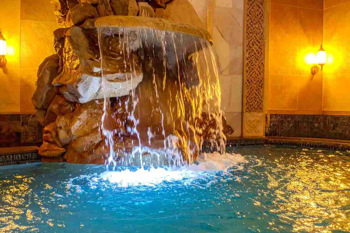 Piscina interna con cascata