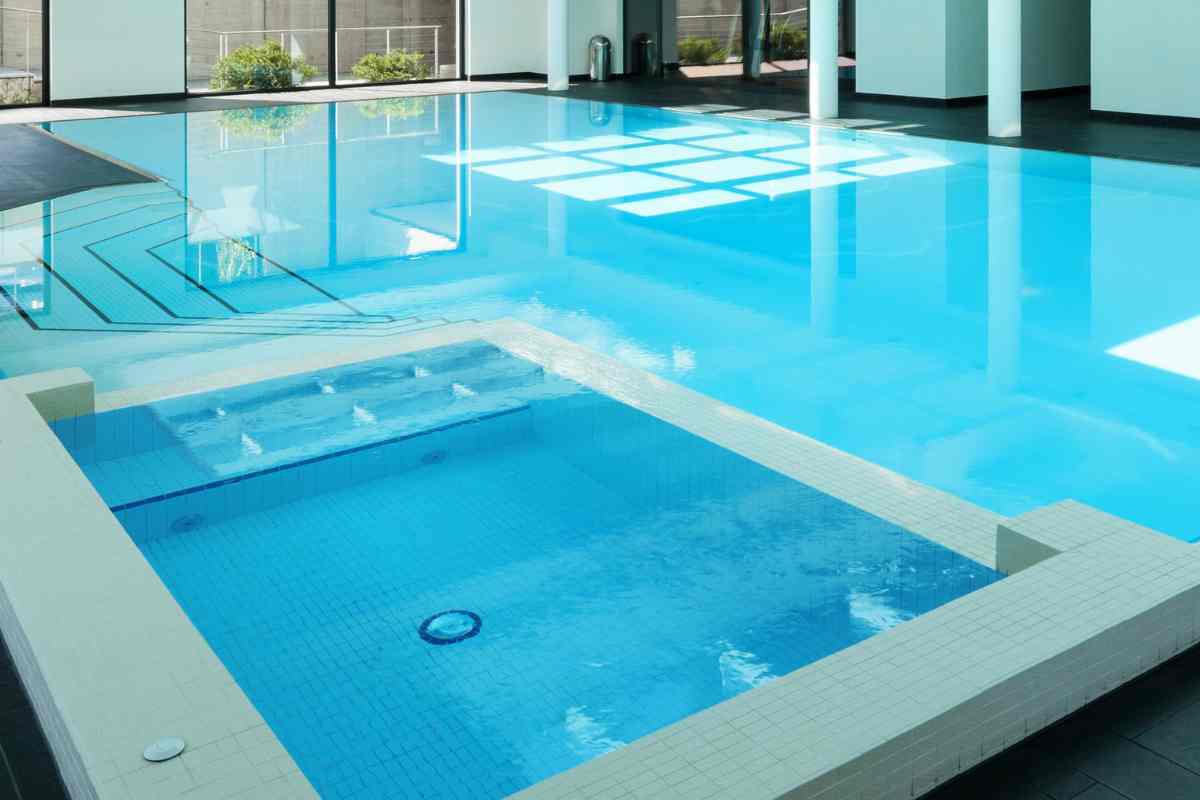 Piscina interna moderna con idromassaggio
