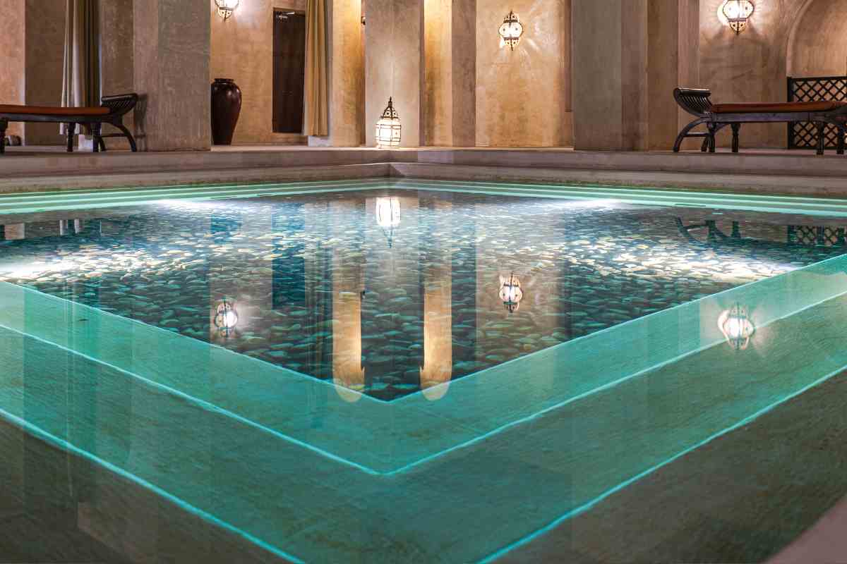 Piscina interna illuminata con led