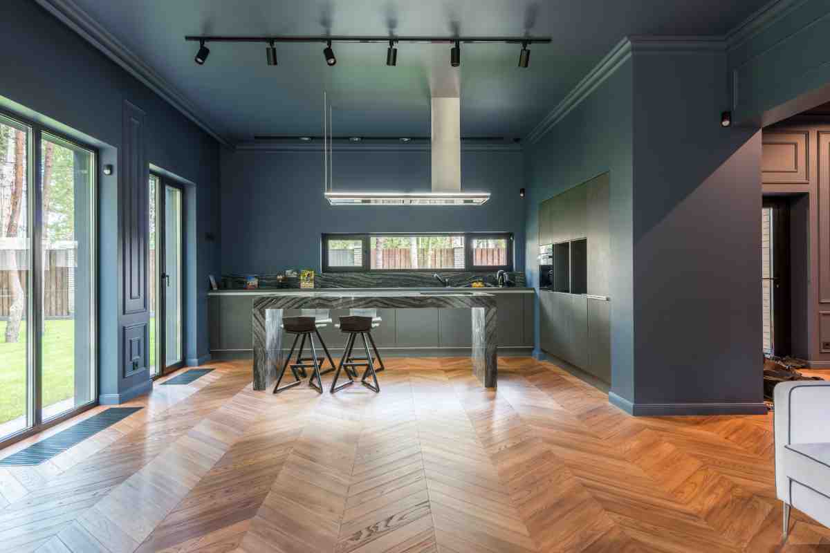 cucina moderna con parquet in legno a spiga di pesce