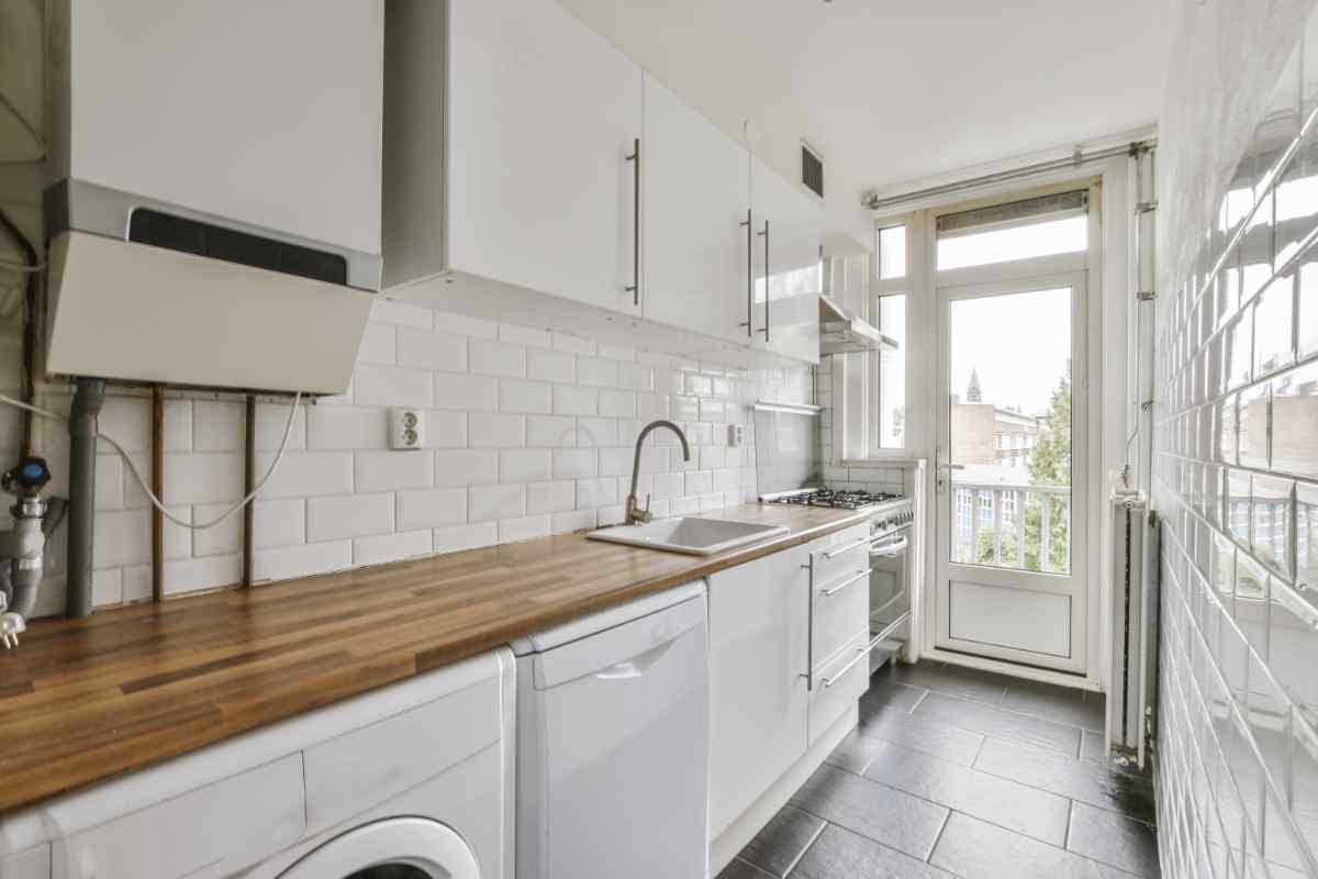 cucina lunga e stretta luminosa con balcone
