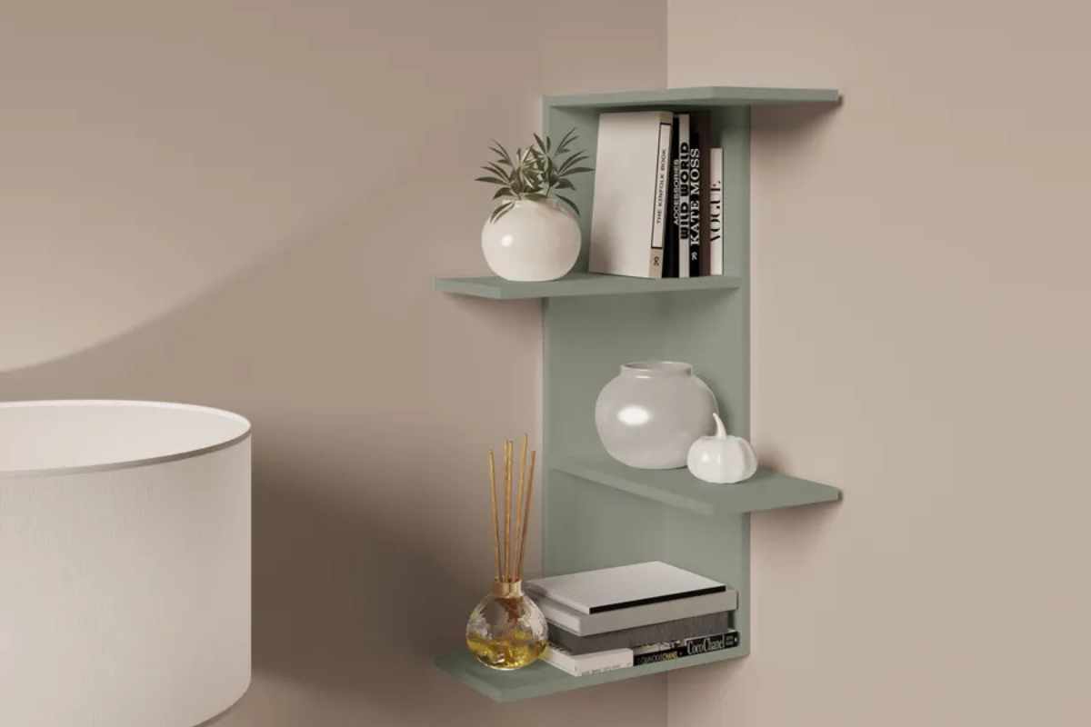 Mensola angolare Kantiko Deghi sulla parete vicino al letto