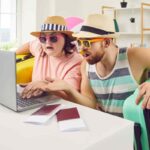 coppia pronta per la vacanza prenota online su uno dei siti per affitti brevi migliori