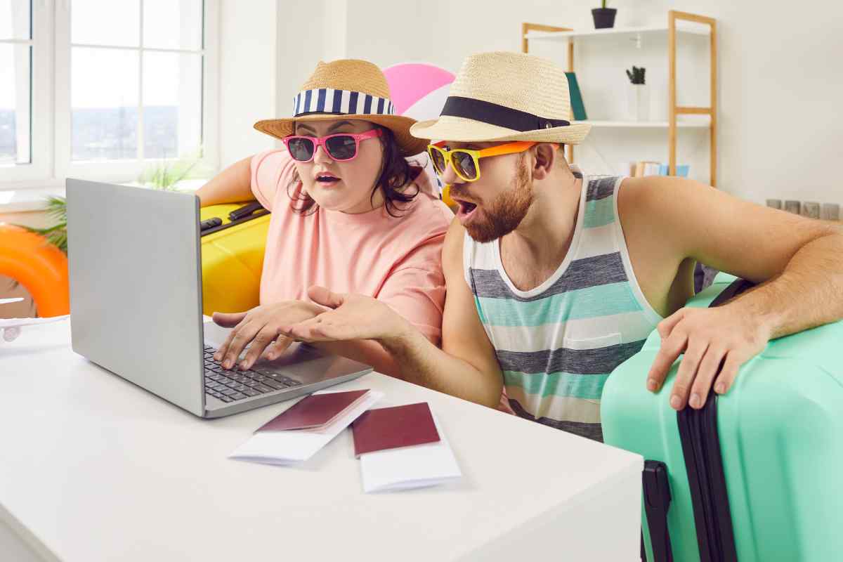 coppia pronta per la vacanza prenota online su uno dei siti per affitti brevi migliori