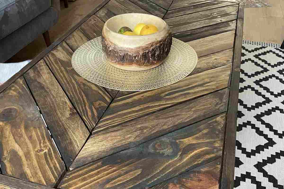 tavolo in pallet fai da te con centrotavola in legno