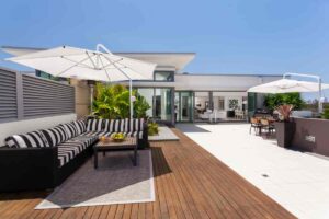 terrazzo su un attico di prestigio con divano angolare e zona pranzo ombreggiata
