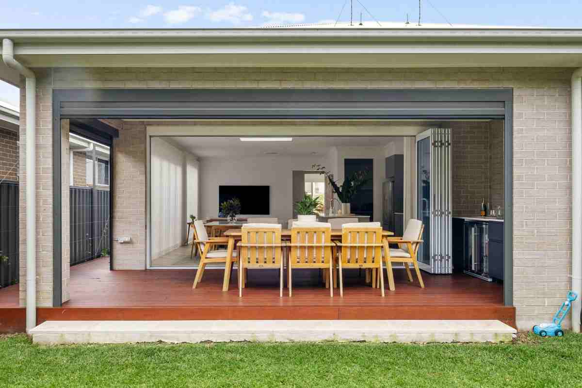veranda coperta con zona pranzo