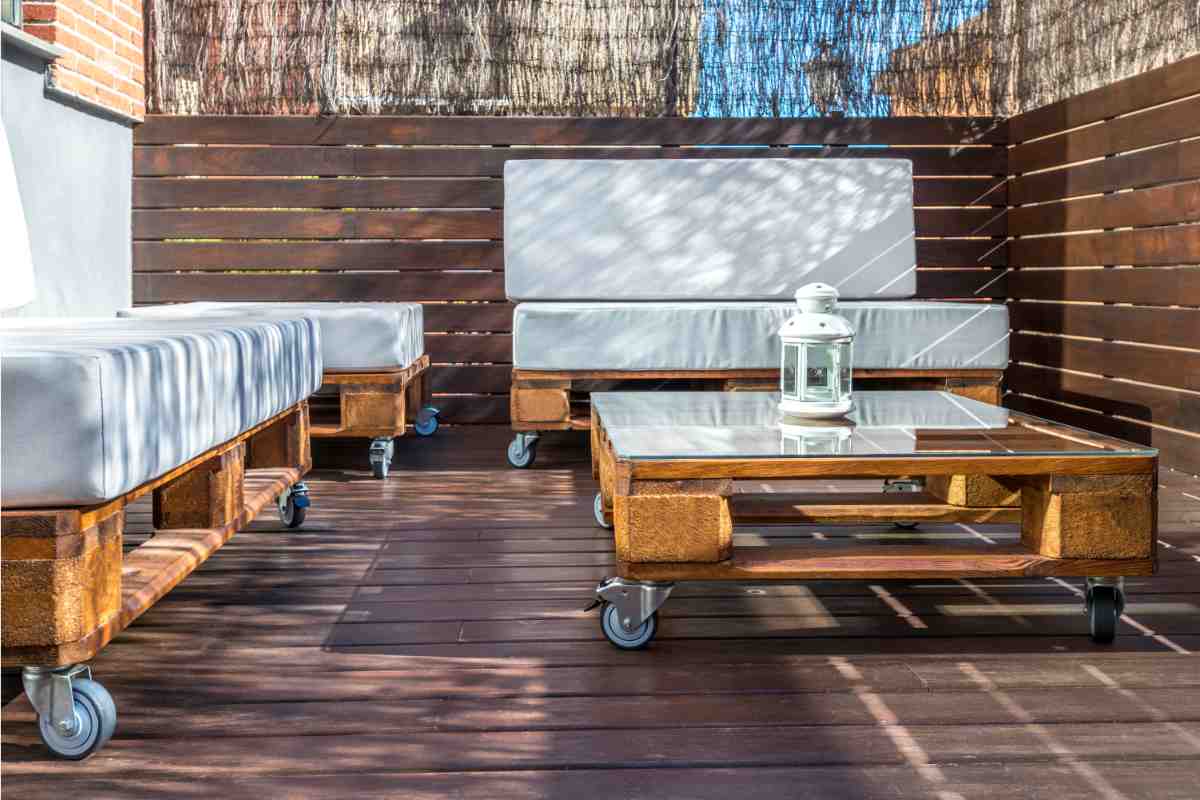 terrazzo arredato con i pallet