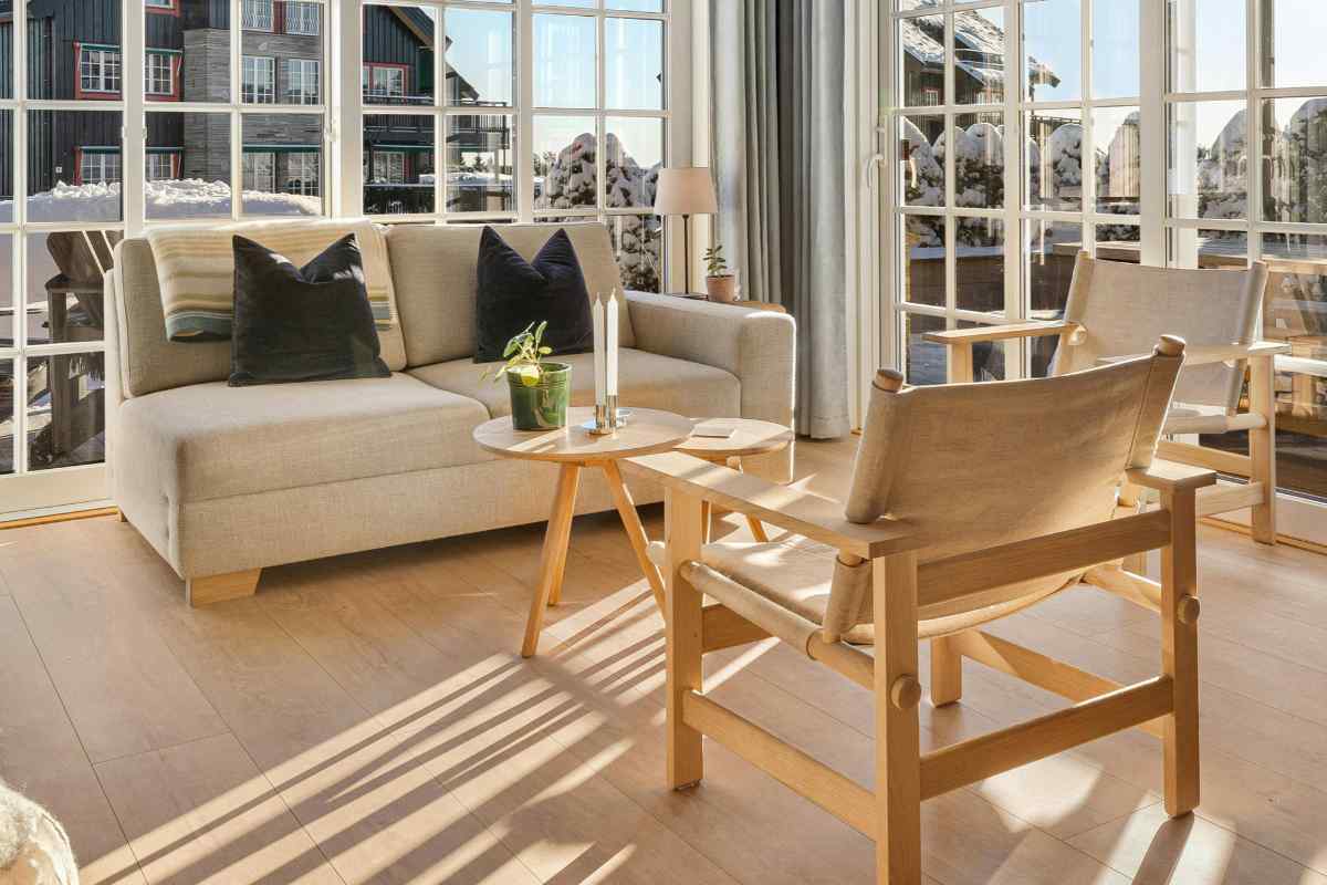 salotto con divano, poltrona e tavolino in veranda coperta