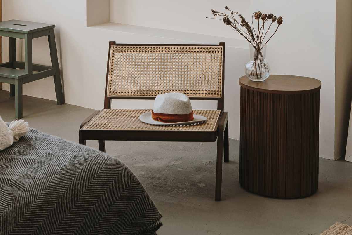 un angolo della camera da letto con mobili wengé e pareti di colore beige