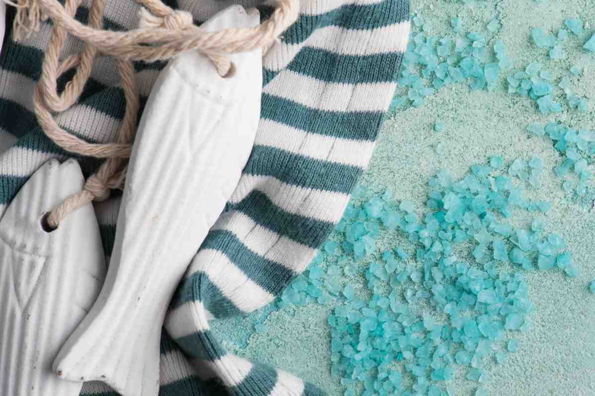 Bagno stile marinaro con decorazioni a forma di pesce e teli a righe bianco e blu