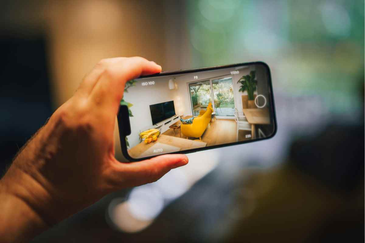 smartphone con una delle app per arredare casa