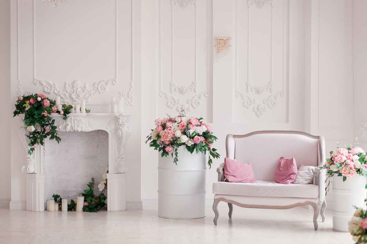 divano vicino a caminetto in soggiorno stile shabby chic