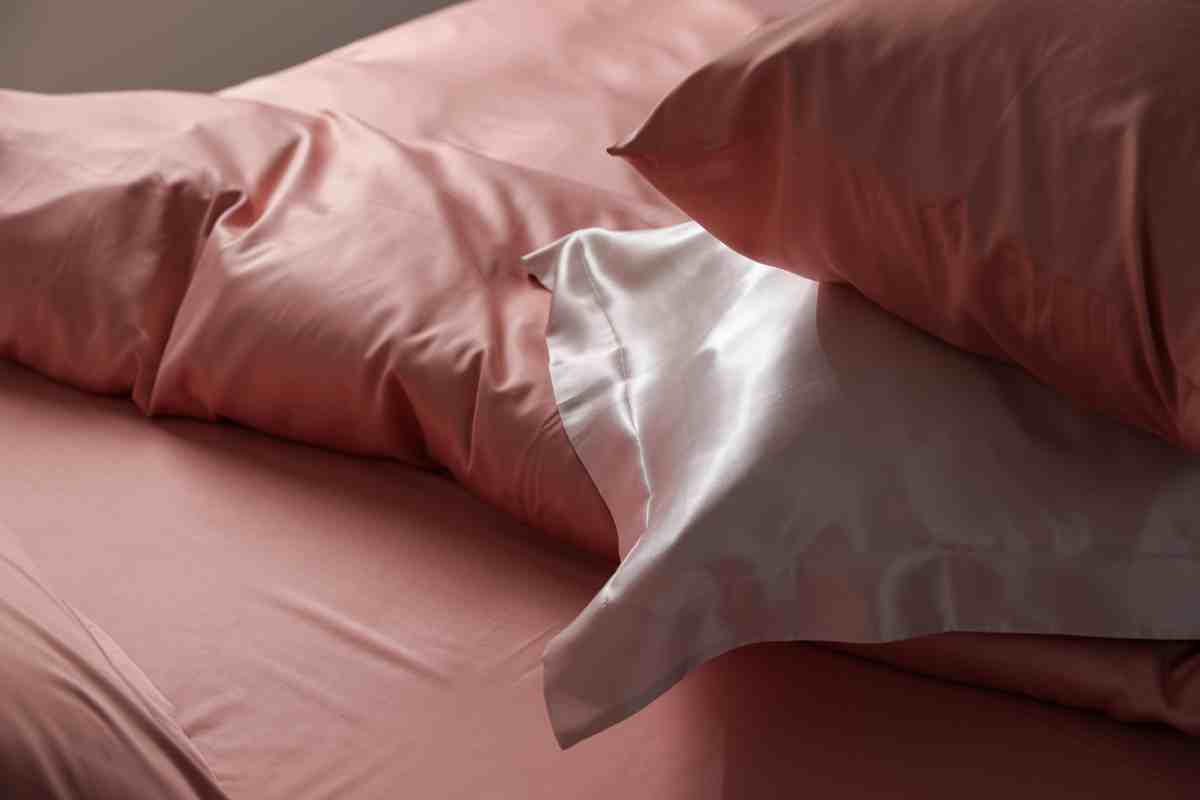 letto con biancheria di seta color cioccolato per rinnovare la stanza