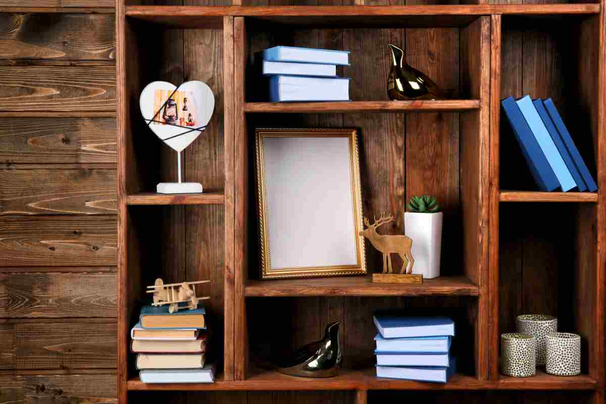 mensola scaffale con libri e soprammobili