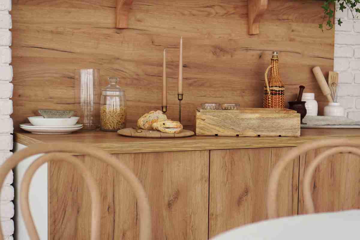 particolare di un mobile della cucina in stile rustico