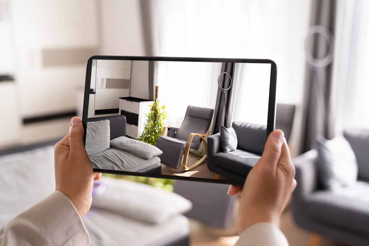 persona riprende la casa con il pad
