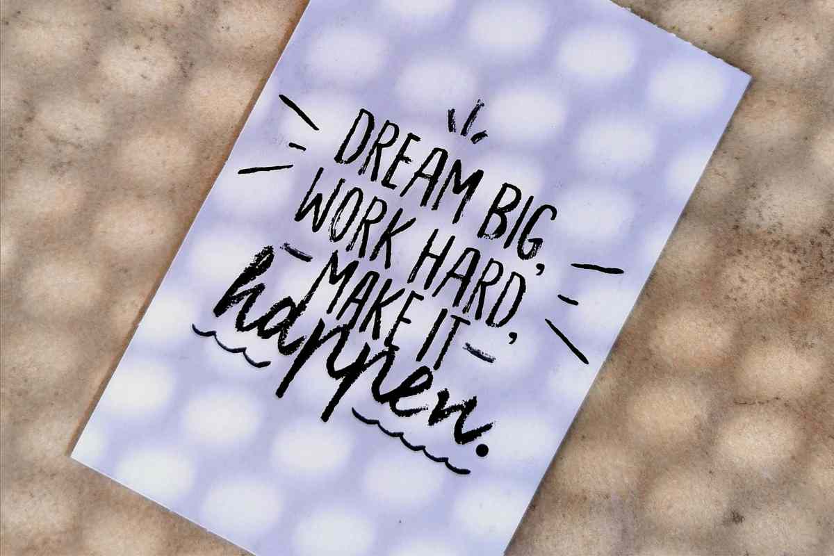 un quadro con una scritta motivazionale