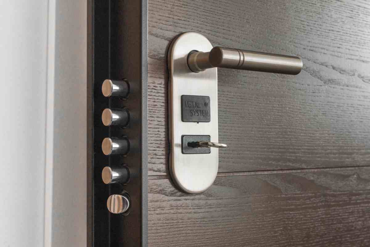particolare della serratura di una porta blindata - designmag.it