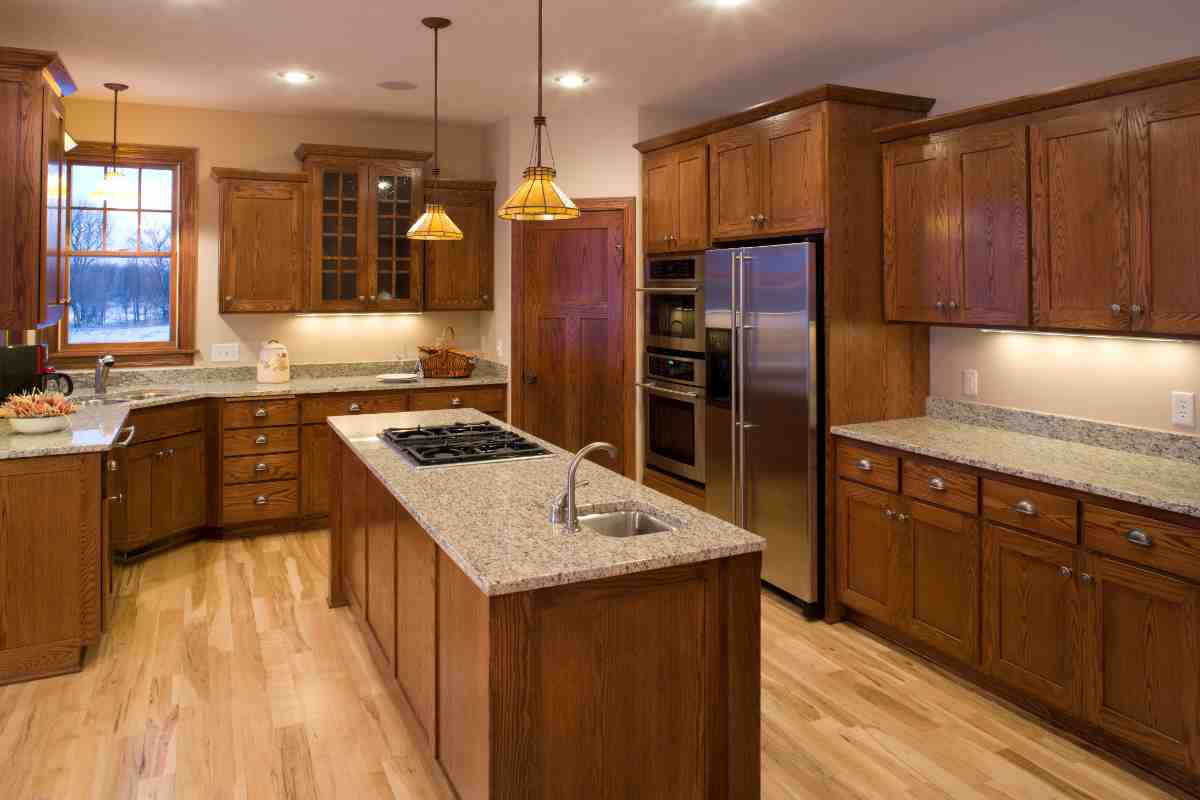 Cucina su misura in legno scuro con isola