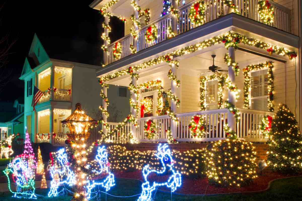 casa addobbata con luminarie natalizie da esterno