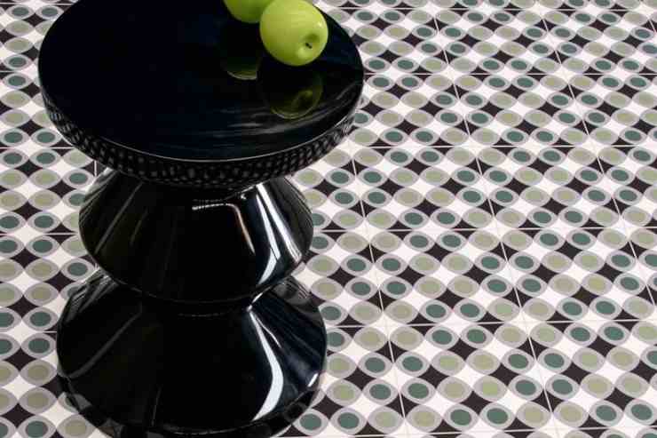 Cementine Ceramiche Sant'Agostino sul pavimento con tavolino nero di design