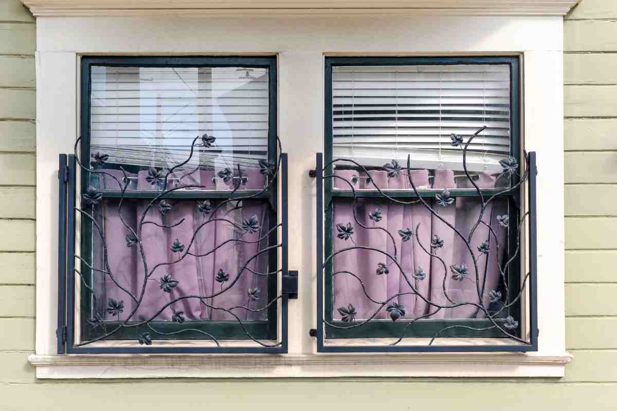 Inferriate per finestre moderne e di design con elementi floreali in ferro battuto