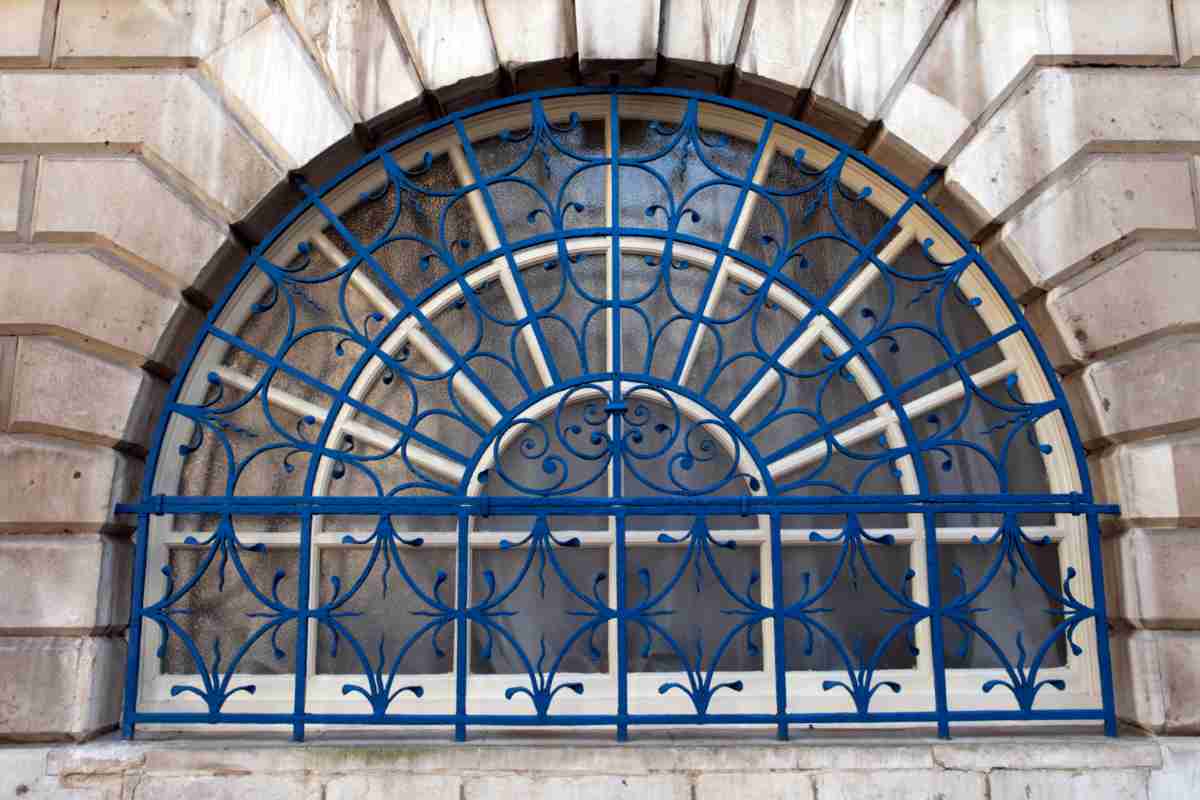 Inferriata blu davanti a finestra a cupola